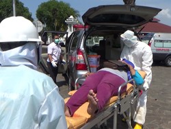 Wanita yang Pingsan di Alun-alun Lumajang Dievakuasi Petugas Ber-APD