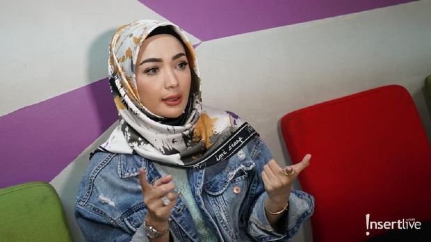 Imel soal pertemuannya dengan Zaskia Gotik. 