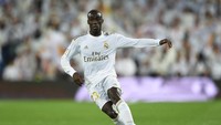 Di bek kiri ada Ferland Mendy. Pemain baru Real Madrid di musim ini dibeli dari Lyon seharga 48 juta euro (Getty Images)