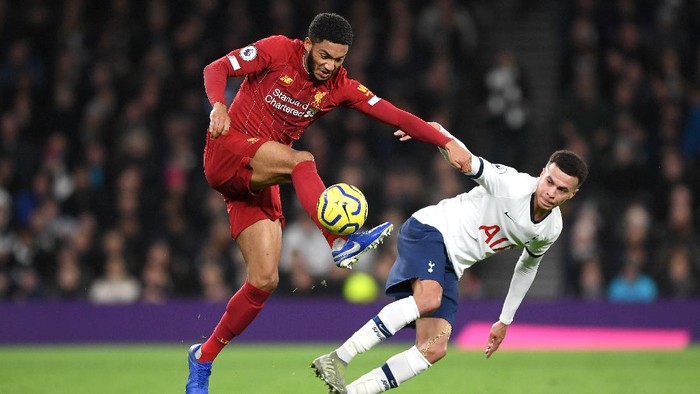 LONDON, ENGLAND - JANUARY 11: Joe Gomez of Liverpool battles for possession with Dele Alli of Tottenham Hotspur  during the Premier League match between Tottenham Hotspur and Liverpool FC at Tottenham Hotspur Stadium on January 11, 2020 in London, United Kingdom. (Photo by Shaun Botterill/Getty Images)