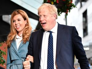 Sempat Terinfeksi Corona, PM Inggris Kini Liburan Bareng Pacar