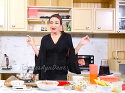 Terinspirasi The World of the Married, Ayu Dewi Masak Hidangan Korea
