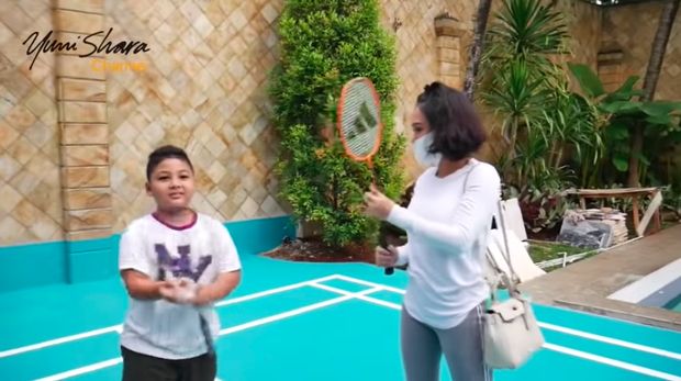 Yuni Shara bermain bulutangkis di rumah Krisdayanti