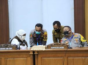 Khofifah Minta Industri di Surabaya Raya Atur Ulang Shift Kerja Selama PSBB