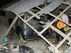 Rumah Warga Situbondo Ini Dirusak Massa Gegara Dituduh Dukun Santet Rumah Warga Situbondo Ini Dirusak Massa Gegara Dituduh Dukun Santet