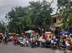 Pasar Takjil Surabaya Tak Seramai PSBB Hari Pertama, Pedagang-Pembeli Pakai Masker