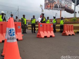 Ramai Kerumunan Warga, Jalan Protokol di Cianjur Ditutup