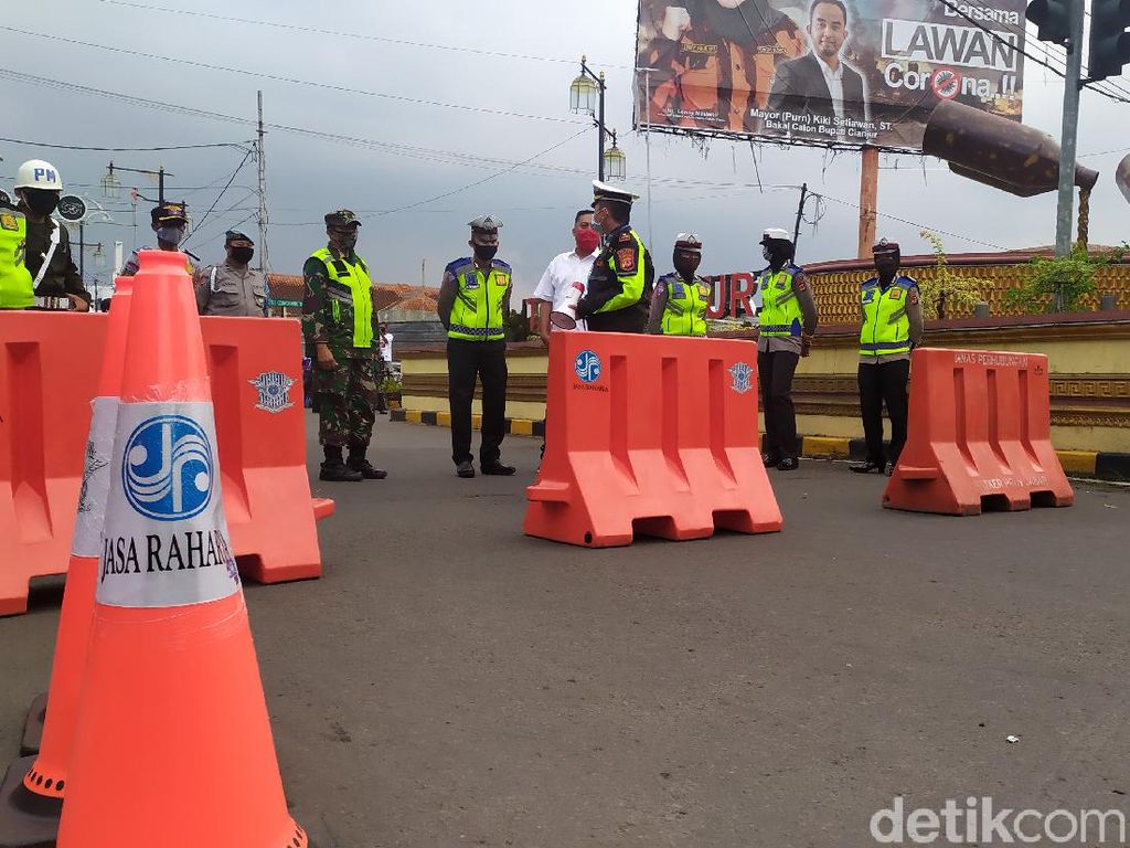 Ramai Kerumunan Warga, Jalan Protokol di Cianjur Ditutup Ramai Kerumunan Warga, Jalan Protokol di Cianjur Ditutup