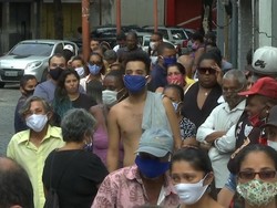 Warga Brazil Antre Panjang Demi Dana Bantuan Pemerintah