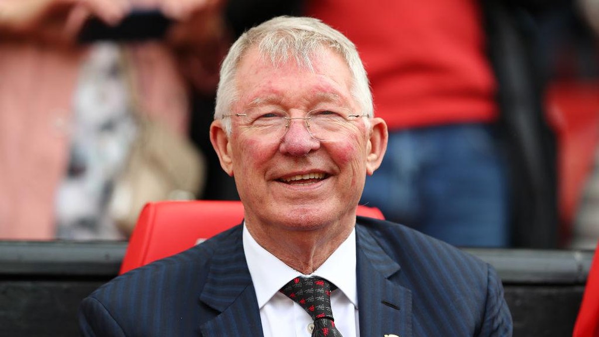 Sir Alex rajin berolahraga di rumah selama masa lockdown karena pandemi virus Corona. Foto: Getty Images/Matthew Lewis