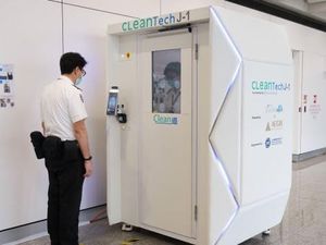 Pertama di Dunia, Bandara Hong Kong Punya Bilik Robot Disinfeksi Pertama di Dunia, Bandara Hong Kong Punya Bilik Robot Disinfeksi