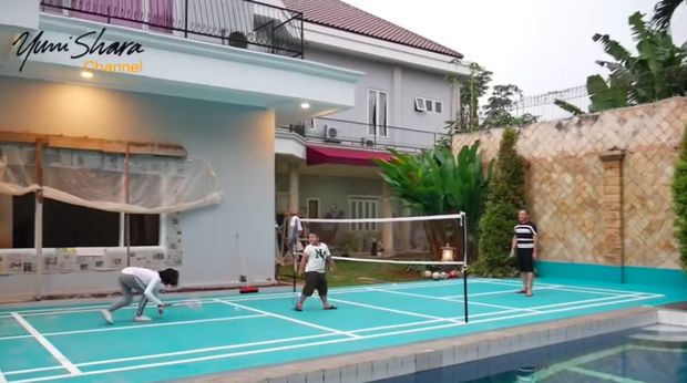 Yuni Shara bermain bulutangkis di rumah Krisdayanti