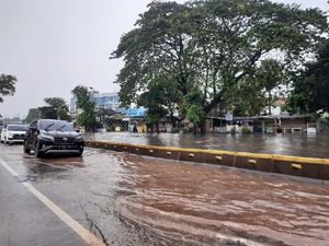 Jakarta Hujan Deras, Jalan di Cawang Sempat Hanya Bisa Dilintasi 1 Jalur