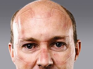 Seniman Ilustrasikan Wajah Paramedis Jadi Superhero