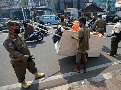 Satpol PP Tertibkan Gepeng yang Berkeliaran saat PSBB