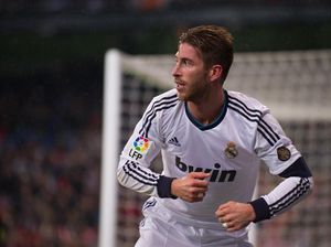 Cerita Sergio Ramos, Main Pakai Jersey Oezil di Balik Jerseynya