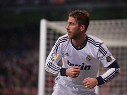 Cerita Sergio Ramos, Main Pakai Jersey Oezil di Balik Jerseynya