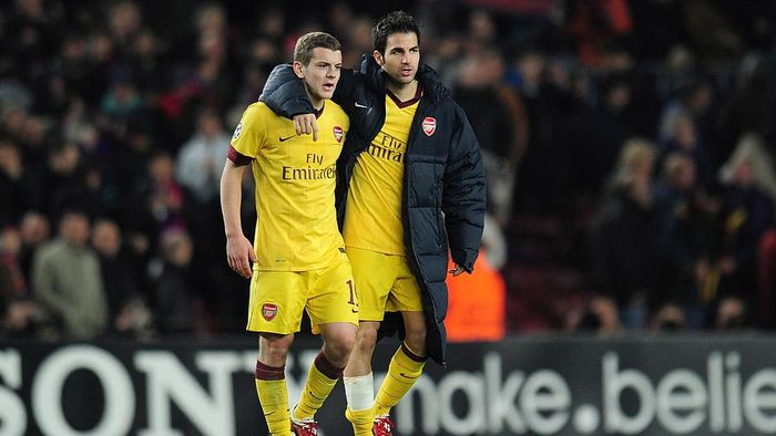 109872807 BARCELONA, SPAIN - MARCH 08: Jack Wilshere and Cesc Fabregas of Arsenal leave the field at the end of the UEFA Champions League round of 16 second leg match between Barcelona and Arsenal at the Nou Camp Stadium on March 8, 2011 in Barcelona, Spain. (Photo by Shaun Botterill/Getty Images)
