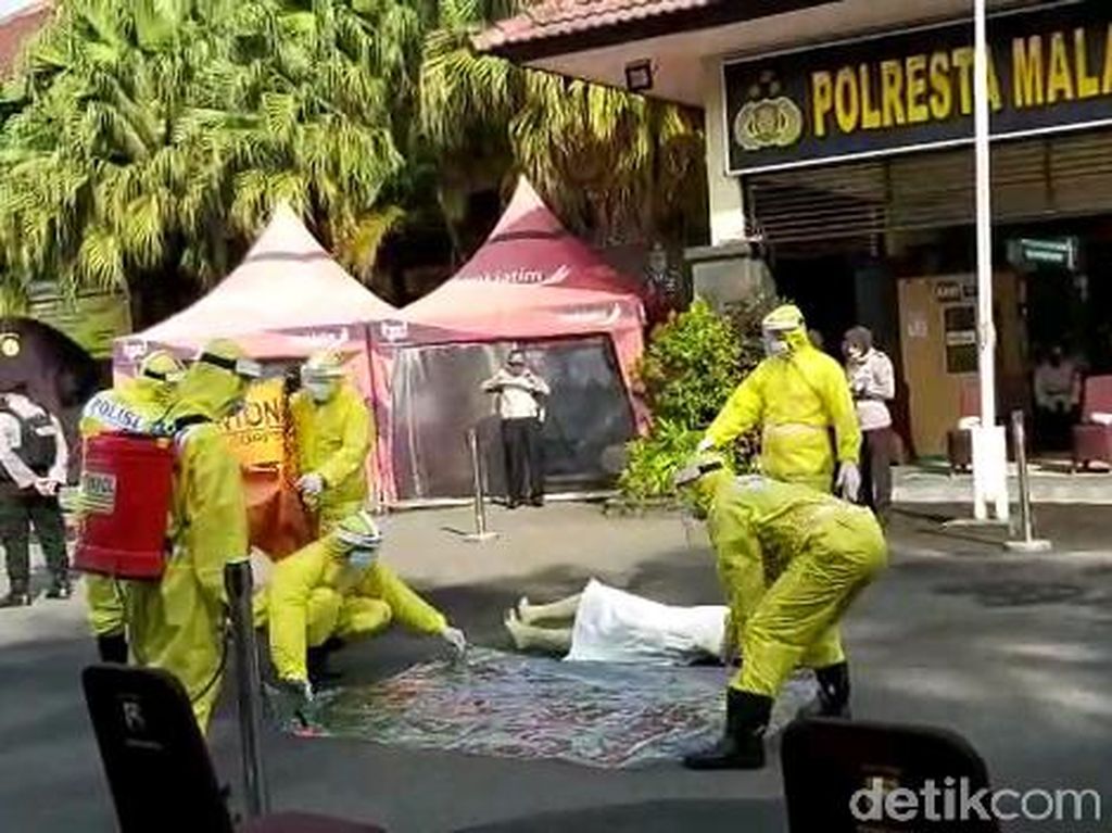 Enam Polisi di Malang Jadi Relawan Pemulasaraan Jenazah Pasien Corona Enam Polisi di Malang Jadi Relawan Pemulasaraan Jenazah Pasien Corona