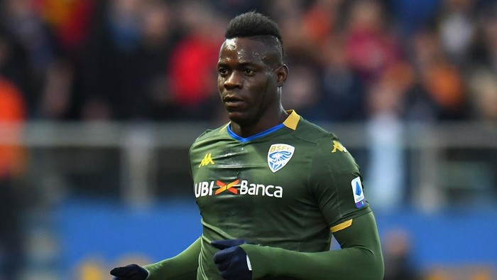PARMA, ITALY - DECEMBER 22:  Mario Balotelli of Brescia Calcio looks on during the Serie A match between Parma Calcio and Brescia Calcio at Stadio Ennio Tardini on December 22, 2019 in Parma, Italy.  (Photo by Alessandro Sabattini/Getty Images)