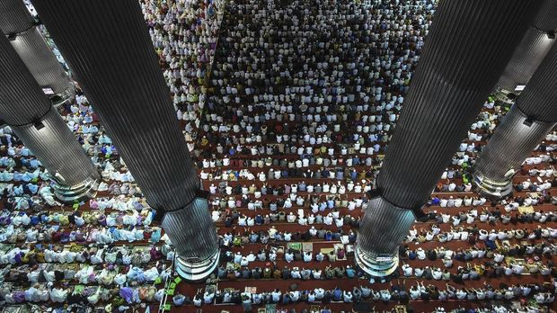 Foto kolase suasana shalat berjamaah di Masjid Istiqlal sebelum adanya wabah COVID-19 (kiri) dan Suasana sepi di Masjid Istiqlal Jakarta, Kamis (23/4/2020). Selama masa Pembatasan Sosial Berskala Besar (PSBB) Masjid Istiqlal ditutup untuk umum sehingga tidak menggelar Shalat Tarawih dan aktivitas lainnya pada bulan Ramadhan 1441 Hijriah. ANTARA FOTO/Hafidz Mubarak A/aww.