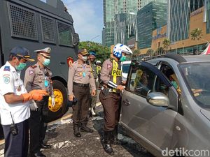 Pengendara Tak Bawa Surat Keterangan Diperbolehkan Masuk Surabaya