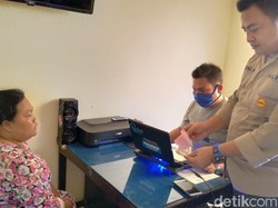 Dagangan Sepi Gegara Corona, Tukang Sate Nekat Sekap Warga di Klaten