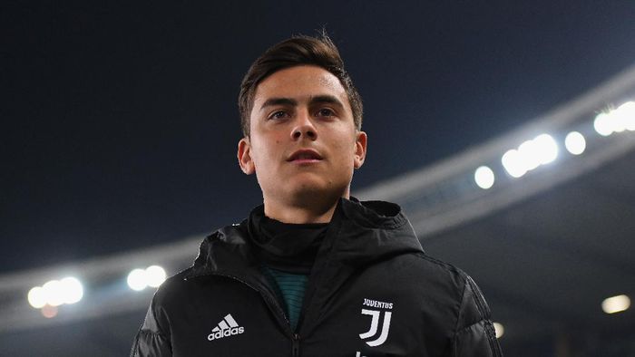 VERONA, ITALY - FEBRUARY 08: Paulo Dybala of Juventus looks on during the Serie A match between Hellas Verona and Juventus at Stadio Marcantonio Bentegodi on February 8, 2020 in Verona, Italy. (Photo by Alessandro Sabattini/Getty Images)