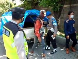 Kelabui Petugas, Pemudik Ini Nekat Sembunyi di Balik Terpal Pikap