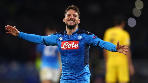 NAPLES, ITALY - FEBRUARY 25: Dries Mertens of Napoli celebrates scoring the opening goal during the UEFA Champions League round of 16 first leg match between SSC Napoli and FC Barcelona at Stadio San Paolo on February 25, 2020 in Naples, Italy. (Photo by Michael Steele/Getty Images)