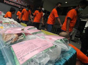 Gulung 31 Tersangka, Polisi Amankan Sabu hingga Pil Koplo