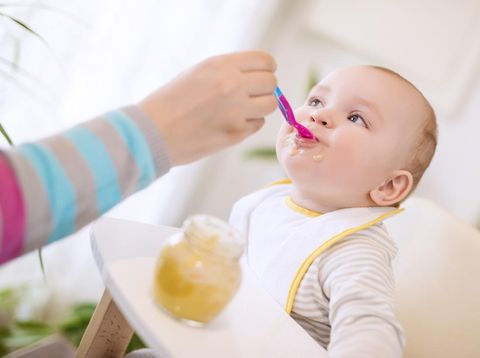 Bayi makan MPASI