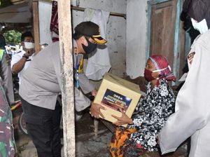 Polisi dan TNI di Pasuruan Bagikan Sembako ke Warga Terdampak Corona