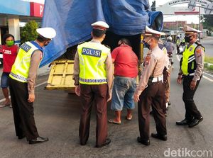 Antisipasi Pemudik Nekat, Polisi Kediri Periksa Truk Tronton