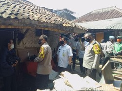 Polisi Bagikan Beras Bagi Warga Bandung yang Tak Terdata Penerima Bantuan