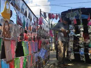 Siasati Imbas Corona, Pedagang Suvenir Banting Setir Jualan Masker Siasati Imbas Corona, Pedagang Suvenir Banting Setir Jualan Masker