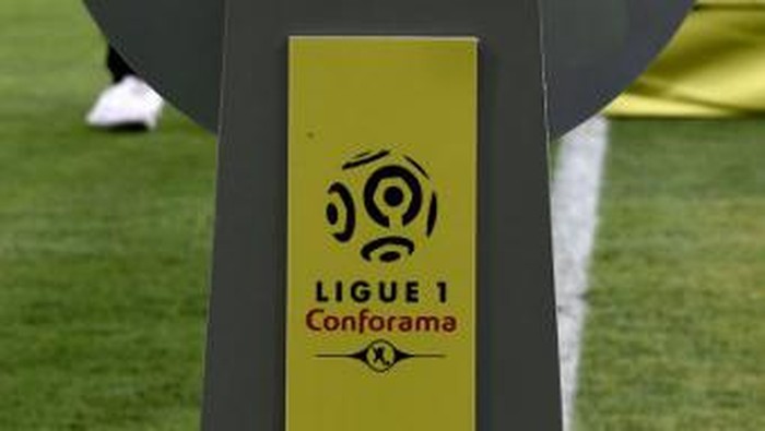 The new official ball Ligue 1 - Conforama is displayed on the pitch, prior to the French Ligue 1 football match between Toulouse and Montpellier at the Municipal Stadium in Toulouse, southern France, on August 12, 2017. (Photo by PASCAL PAVANI / AFP)