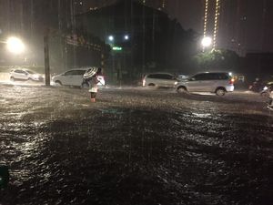 Jakarta Hujan Deras, Banjir Rendam Jl Teuku Nyak Arif Kebayoran Lama