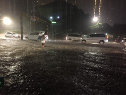 Jakarta Hujan Deras, Banjir Rendam Jl Teuku Nyak Arif Kebayoran Lama