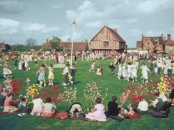 Memasuki Bulan Mei, Ada Ritual Tak Biasa di Inggris