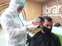 2 Bulan Sterilisasi RS, Relawan UMI Cukur Massal Pakai Protap Corona