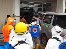 Heboh Wanita Pingsan di Minimarket Madiun yang Dievakuasi Petugas Ber-APD