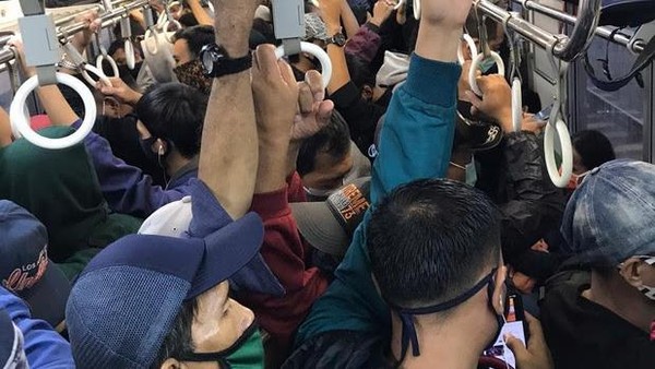 KRL penuh sesak KRL penuh sesak