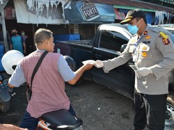 Polisi Jaga Pasar di Paser Kaltim, Pastikan Protokol Kesehatan Dijalankan