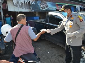 Polisi Jaga Pasar di Paser Kaltim, Pastikan Protokol Kesehatan Dijalankan Polisi Jaga Pasar di Paser Kaltim, Pastikan Protokol Kesehatan Dijalankan