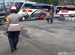 Video Polisi Bubarkan Aksi Konvoi Sopir Bus di Karanganyar
