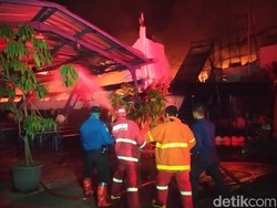 Jelang Berbuka, Pabrik Boneka di Cianjur Hangus Terbakar