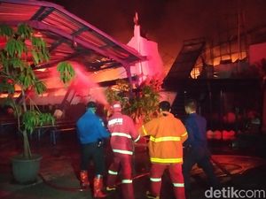 Video Pabrik Boneka di Cianjur Ludes Terbakar Video Pabrik Boneka di Cianjur Ludes Terbakar