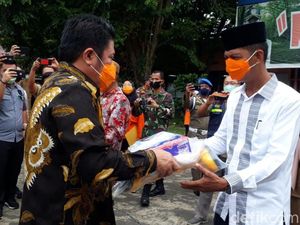 Gubernur Sumsel Bagikan Ribuan APD ke Petugas Pemakaman
