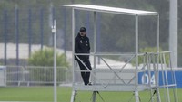 Pelatih Schalke 04 David Wagner memantau anak buahnya berlatih.